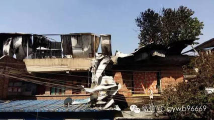 【突發(fā)】&ldquo;起火哦!&rdquo;今日凌晨零時50分許,貴陽南廠路居民樓頂活動板房發(fā)生火災