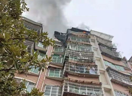 貴陽(yáng)民房頂層突發(fā)大火，活動(dòng)板房濃煙沖天